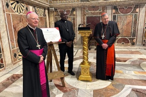 arcybiskup Jędraszewski, kardynał Koch i wyróżniony ksiądz